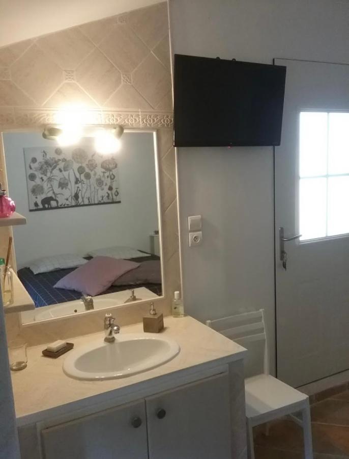 Une Chambre En Ville Л'Иль-сюр-ла-Сорг Экстерьер фото
